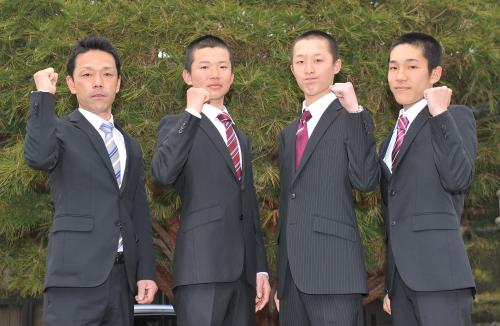 栗東組騎手合格者の（左から）岡田、原田、城戸、岩崎
