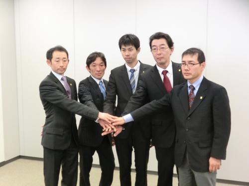 調教師免許を交付された（左から）飯田祐史、石橋守、尾形和幸、森田直行、和田雄二の５調教師