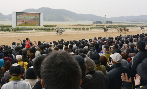 最後のレースが開催された福山競馬場で声援を送るファン
