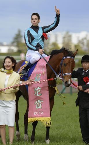 桜花賞で優勝したアユサンとＣ・デムーロ騎手