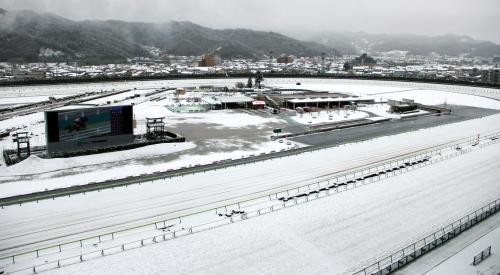 季節外れの雪が降り、全レースが中止になった福島競馬場