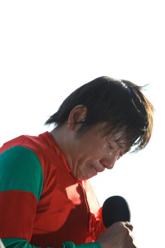 ＮＨＫマイルＣを制したマイネルホウオウの柴田大騎手はインタビューで大粒の涙をこぼす