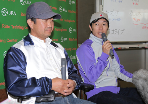 共同インタビューに答える佐々木調教師（左）と武豊。ダービー制覇へ自信を見せた