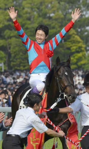 第80回日本ダービーで優勝したキズナと、５度目のダービー制覇を遂げ喜ぶ武豊騎手