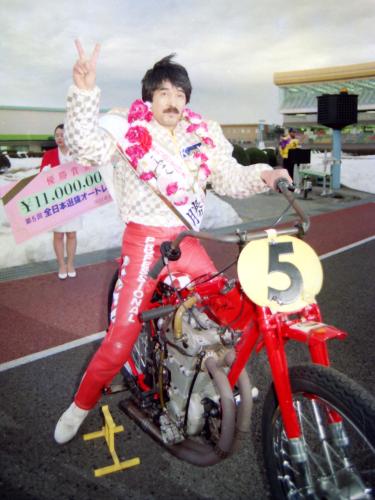 １９９２年２月４日、全日本選抜で優勝しＶサインを見せる飯塚将光