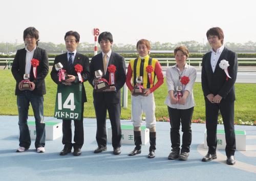 函館スプリントＳで勝った関係者と記念写真に収まる林さん（右端）