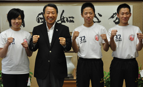 川口市の岡村市長を表敬訪問する（左から）益、小林、押田