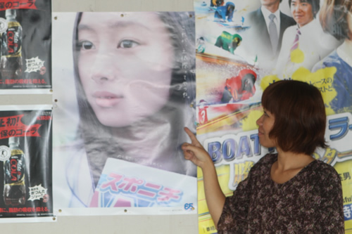 場内でスポニチ創刊６５周年イメージキャラクター、忽那汐里さんのポスターを発見。