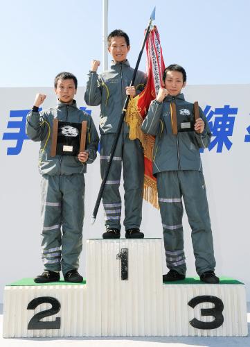 第１１３期卒業記念競走で優勝し、ガッツポーズする中田達也（中央）。２着椎名豊、３着佐藤博亮