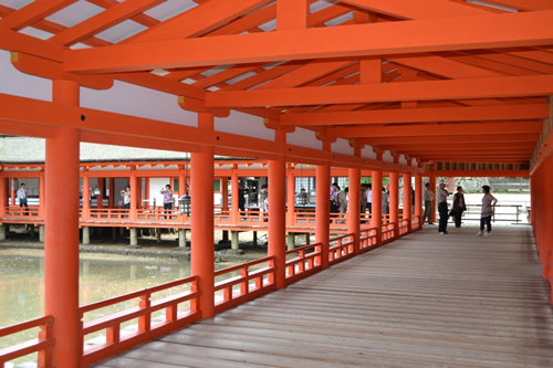 厳島神社・朱色の廻廊