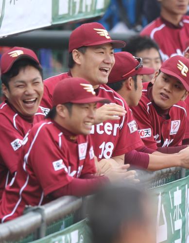 ＜キャンベラ・楽天＞試合開始前のベンチで（左から）則本、辛島と笑顔を見せる田中