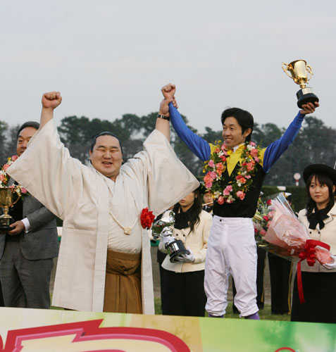 表彰式で横綱・朝青龍（左）と笑顔でバンザイする武豊騎手