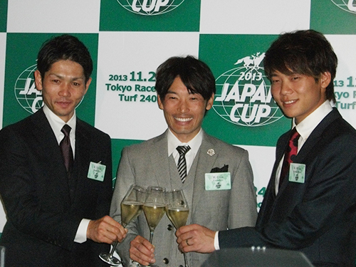 「ジャパンＣウエルカムパーティー」に出席した（左から）戸崎、後藤、三浦