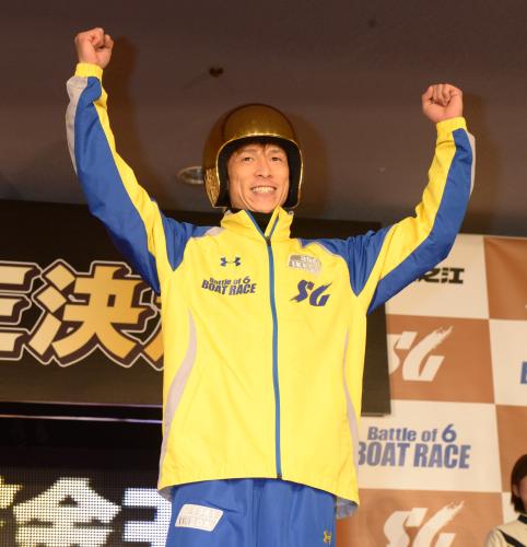 ＜ＳＧ第２８回賞金王決定戦＞２年ぶり２回目の賞金王となり黄金のヘルメットをかぶりガッツポーズの池田浩二