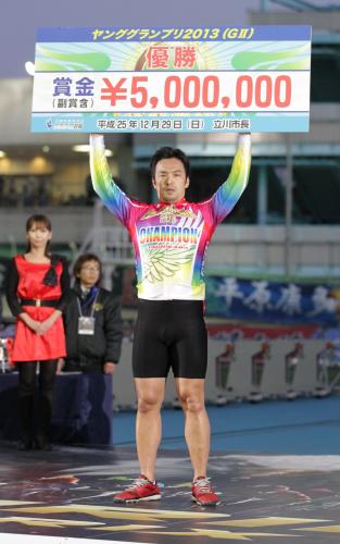 ＜ヤンググランプリ＞優勝した猪俣は１着賞金５００万円のボードを掲げる