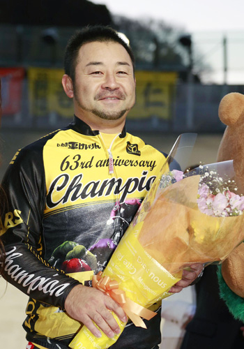 ２連覇を果たし、花束を手にする山崎芳仁