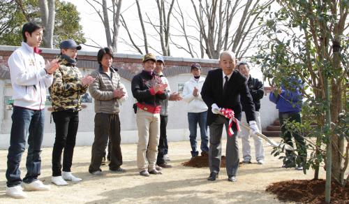 津村、松岡、柴田善、後藤（左から）らが見守る中、ＪＲＡ１０００勝達成記念植樹を行う松山康師