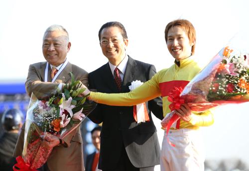 笑顔で握手をかわす（左から）オーナーのドクター・コパこと小林祥晃氏、ゲストプレゼンターの水谷豊、田辺騎手