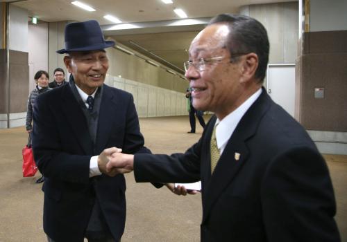 ともに東京９Ｒが最後の一戦となった松山康師（左）と領家師は握手で締めくくる