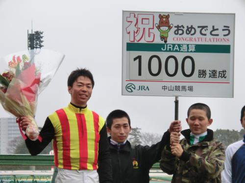 ＪＲＡ通算１０００勝を達成した北村宏司騎手（左）