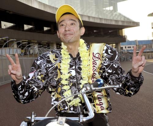 共同通信社杯プレミアムカップの優勝戦を制し、笑顔でポーズをとる永井大介