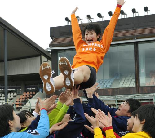 日本競輪学校の卒業記念レースで優勝し、胴上げされる石井貴子
