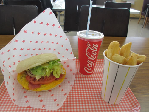 「Ｋａｙａ」の「スペシャルバーガー」（５８０円）は佐世保のグルメ総選挙ハンバーガー部門で１位に輝いた逸品