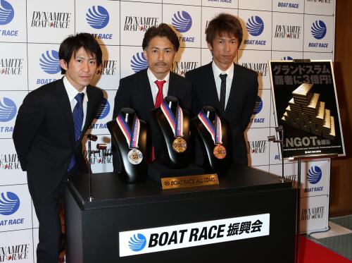 メダルの前で意気込む（左から）瓜生正義、松井繁、池田浩二