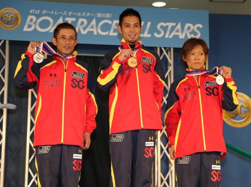 メダルを手にする（左から）２着の今村豊、１着の菊地孝平、３着の今垣光太郎