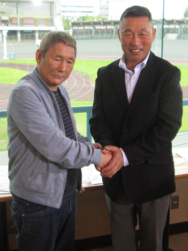 テレビ収録のため川崎競輪場を訪れたビートたけし（左）と日本競輪学校校長の滝沢正光氏