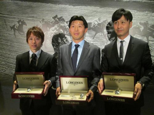 授与式に出席した（左から）池添謙一、吉田俊介氏、池江泰寿師