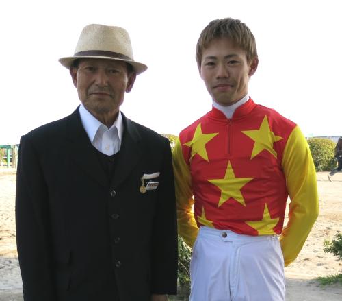 父・川島正行師（左）の騎手時代の勝負服を着た正太郎騎手