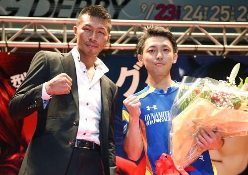 表彰式でボクシングの内山高志とガッツポーズの桐生順平（右）
