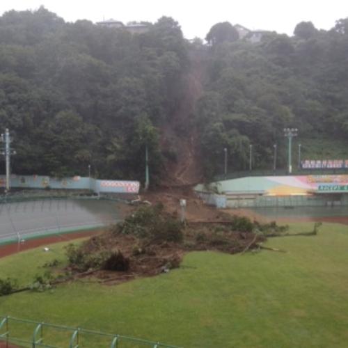 ６日、台風１８号の影響で３コーナー裏山が崩れ、土砂が壁を突き破ってバンクへとあふれた伊東競輪場