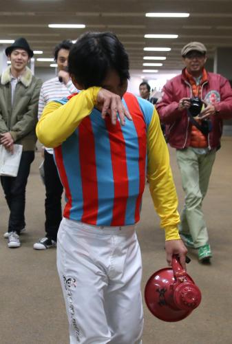 ＜東京競馬５Ｒ・新馬戦＞カボスチャン（４番）でレースを制した後藤浩輝騎手は涙を流し口取りに向かう