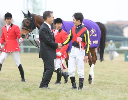 ジェンティルドンナで有馬記念を制し、石坂師（左）と握手を交わす戸崎