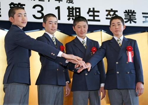ポーズをとる（右から）加藤祥太、鮫島克駿、野中悠太郎、三津谷隼人