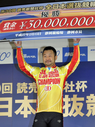 静岡全日本選抜で優勝し、賞金ボードを掲げる山崎