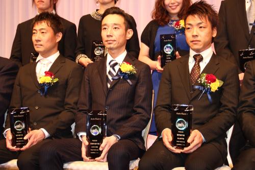 平成２６年オートレース最優秀選手賞に選ばれた永井（中央）