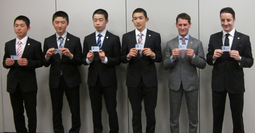 騎手免許を手にする（左から）加藤祥太、鮫島克駿、野中悠太郎、三津谷隼人、Ｍ・デムーロ、ルメール