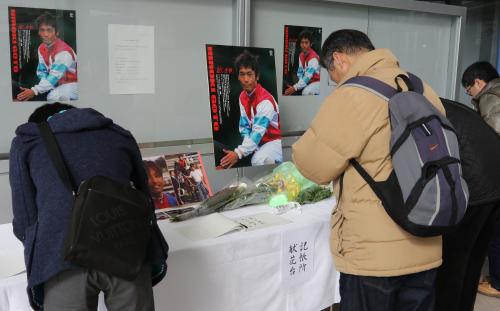 阪神競馬に設けられた後藤浩輝騎手の献花台で祈りをささげるファン