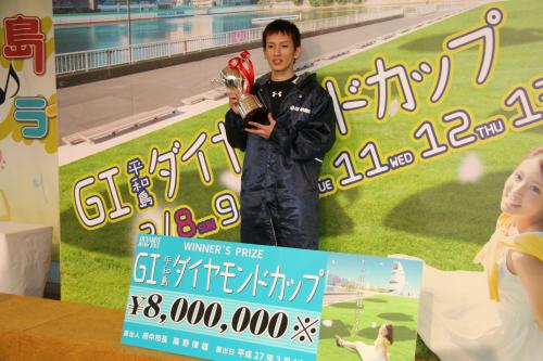 平和島Ｇ１ダイヤモンドカップの表彰式で優勝カップを手にする松村敏