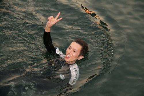 水神祭で水面に投げ込まれた松村は笑顔でＶサイン