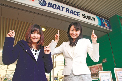 米井里実選手（左）を案内役にボートレースを初体験したミス日本・芳賀千里さん
