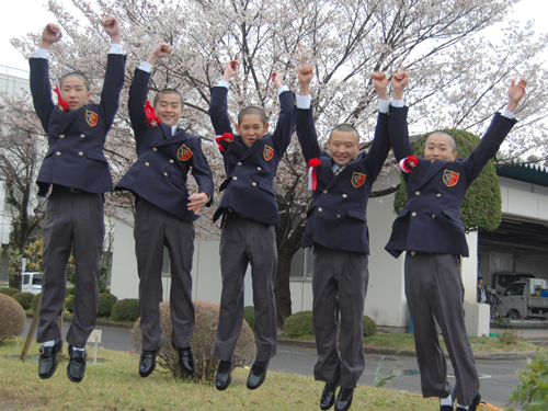 桜の下で飛躍を誓う新入生（左から木村、西村、服部、山田、若林）