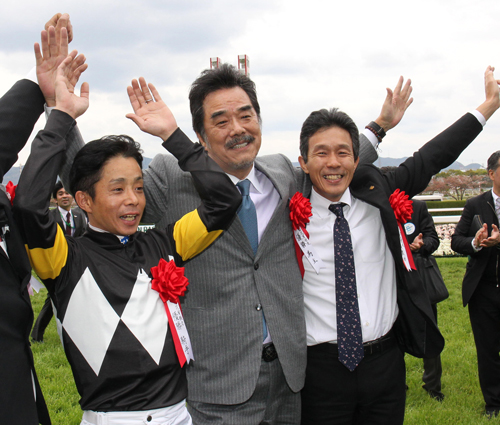 Ｇ１初制覇を果たし、バンザイをして喜ぶ（左から）岩田、馬主の廣崎氏、梅田師