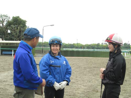 日本で騎乗するリサ・オールプレス（中央）は二ノ宮師と笑顔で会話。右は厩舎実習中の騎手候補生・藤田菜七子