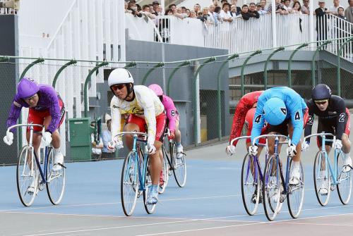 全日本プロ選手権自転車競技大会記念を制した武田豊樹（左から２人目）。２着の井上昌己（４）、３着の平原康多（左端）