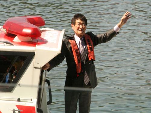 引退パレードで、競走水面からスタンドのファンに向かって手を振る加藤峻二さん