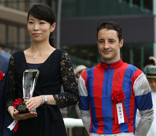 ノンコノユメの山田和正オーナーの代理で表彰を受けた娘ののどかさん。右はルメール
